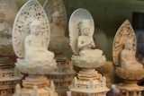 掛軸及び手彫り仏像まで各宗派を展示。